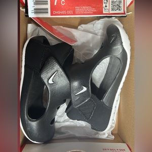 Kids Nike sandles size 7c black/white
